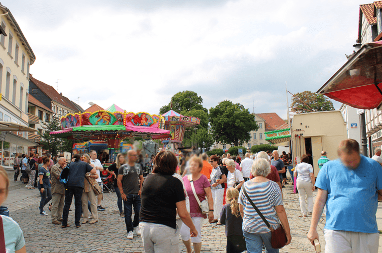 Die Schöninger Innenstadt wird am letzten Augustwochenende wieder zur großen Festmeile mit Essen, Getränken, Musik und Fahrgeschäften.