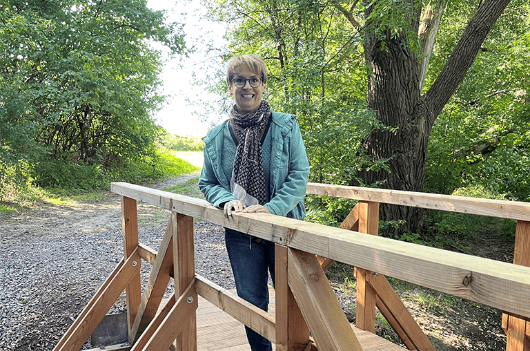 Eine neue Holzbrücke führt in Schöppenstedt über die Altenau. Die alte Brücke war marode und musste abgerissen werden.