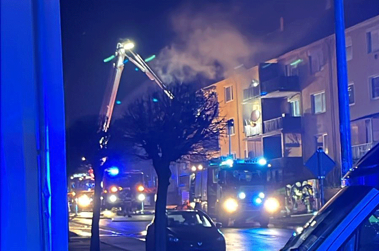 Bei dem Brand in einem Schöninger Wohnhaus wurden mehrere Personen verletzt. Das Gebäude ist nach den Löscharbeiten unbewohnbar.