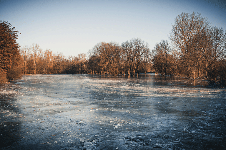 Zugefrorene Seen und Teiche wirken bei winterlichen Temperaturen oft verlockend, daraufzugehen. Das Eis zu betreten, ist lebensgefährlich.