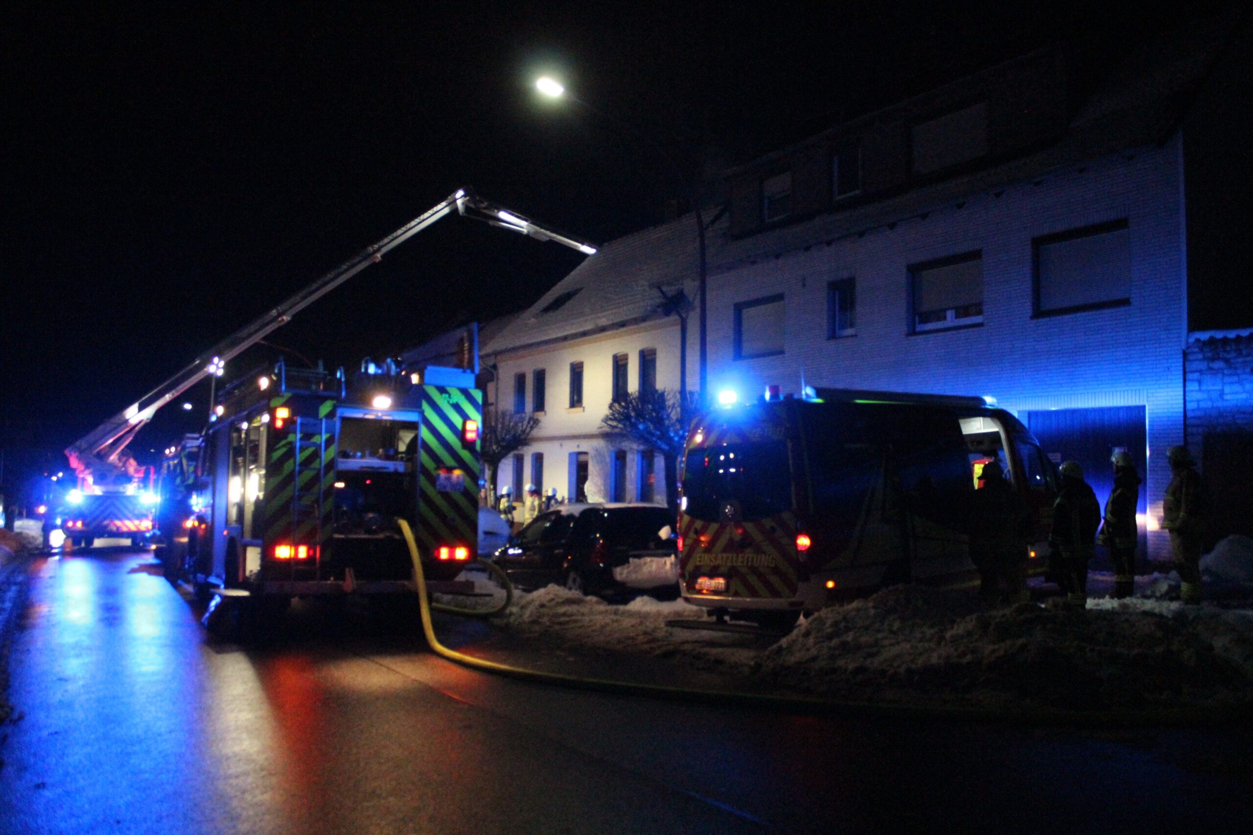 In der Wilhelmstraße in Schöningen brannte in einem Hinterhof ein Schuppen. Mehrere Feuerwehrwehren waren vor Ort im Einsatz.