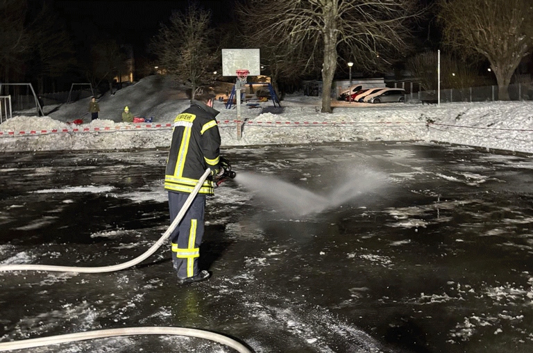 Auf dem Spielplatz am Papenberg in Schöppenstedt entsteht eine Eisfläche für große und kleine Schlittschubegeisterte.