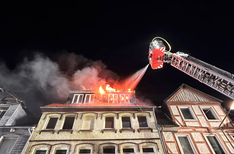 Die Feuerwehr musste am Donnerstagnachmittag, den 15. Januar 2026, in Helmstedt ein ganzes Gebäude löschen. Nicht alle Bewohner des Hauses im Langen Steinweg konnten gerettet werden.