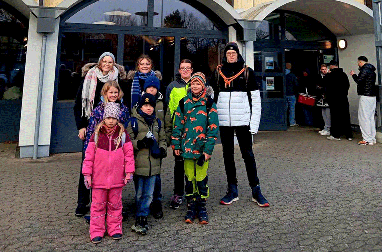 Mit Kufen statt Badehose ging es für die DLRG-Jugend Wolfenbüttel ins neue Jahr. Die Jugendlichen besuchten eine Eishalle.