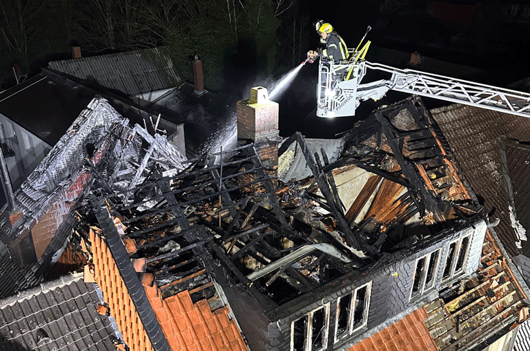 Ein Haus in Helmstedt beschäftigt die Feuerwehr in Helmstedt nach einem Großbrand am Donnerstag, den 15. Januar 2026, noch weiter.
