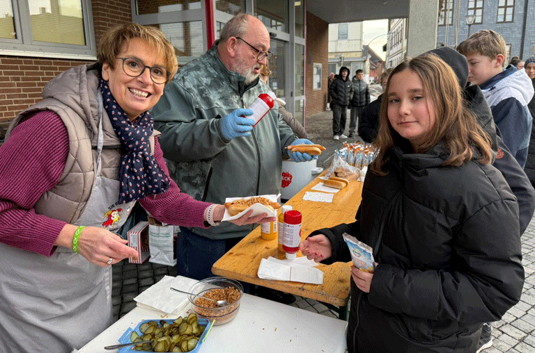 Während einer relativ spontanen Aktion verteilten die Wochenmarkt-Griller in Schöppenstedt Hotdogs an die Schüler der IGS.