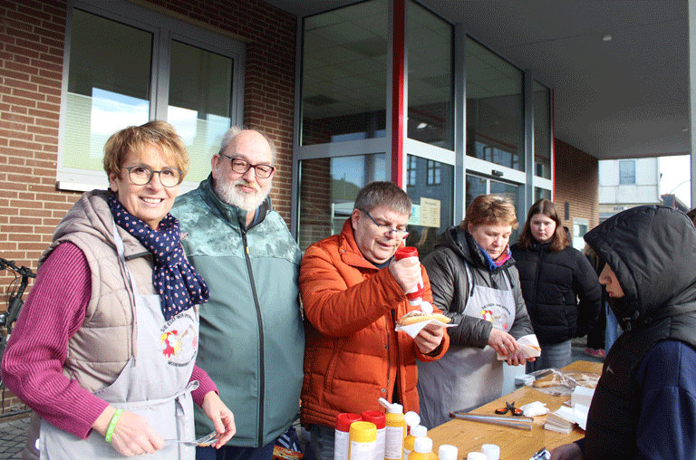 Während einer relativ spontanen Aktion verteilten die Wochenmarkt-Griller in Schöppenstedt Hotdogs an die Schüler der IGS.