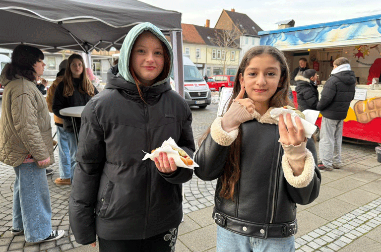 Während einer relativ spontanen Aktion verteilten die Wochenmarkt-Griller in Schöppenstedt Hotdogs an die Schüler der IGS.