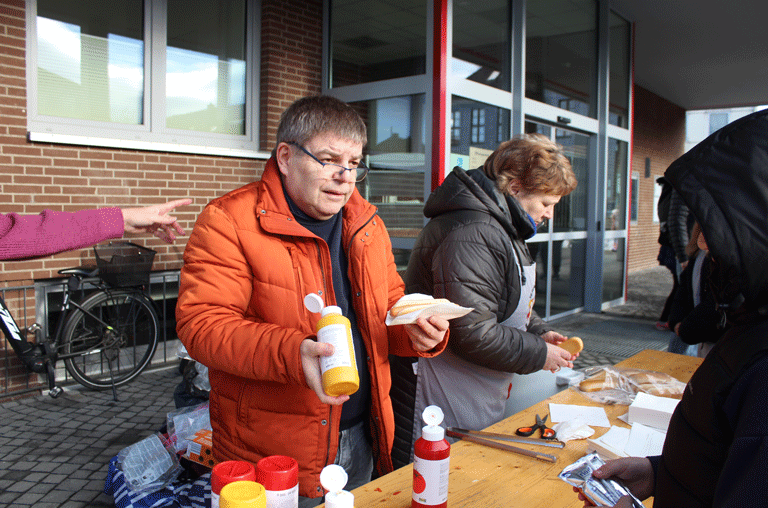 Während einer relativ spontanen Aktion verteilten die Wochenmarkt-Griller in Schöppenstedt Hotdogs an die Schüler der IGS.