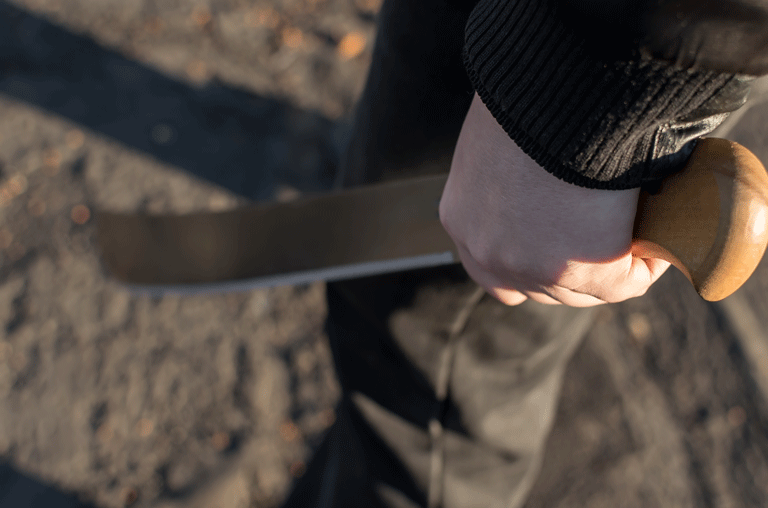 Ein Mann mit einer Machete hat am Donnerstag für einen größeren Polizeieinsatz ausgelöst. Eine Kita-Mitarbeiterin hatte ihn gemeldet.