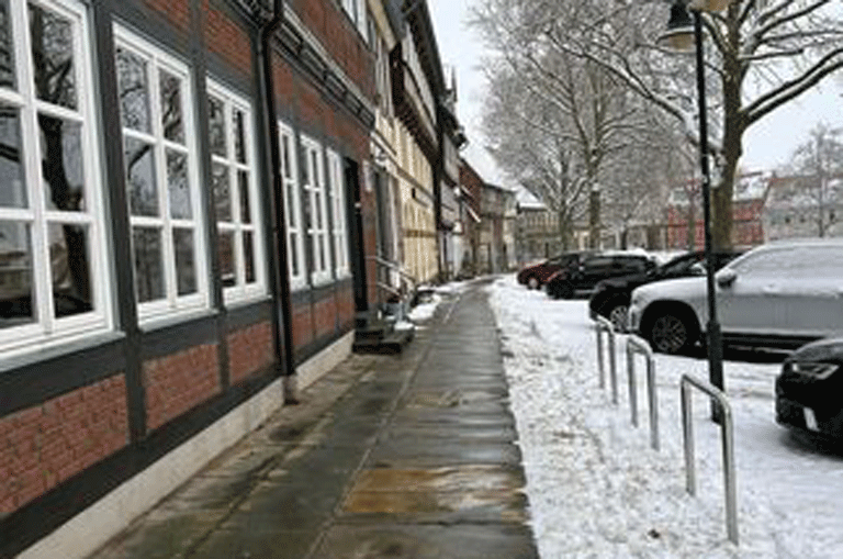 Der Winter Helmstedt hat fest im Griff. Der Schnee sorgt nicht nur für glatte Straßen, sondern beim Räumen für Unsicherheit.