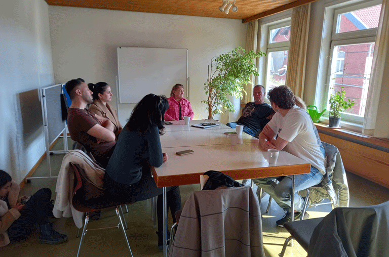 Hartwig Thies ist seit einiger Zeit im Team der ehrenamtlichen Helffer im Sprachcafe.
Er hat seinen festen Platz im Foyer des Gemeindehauses. Um ihn herum mehre Ukrainerinnen (in wechselnder Gruppengröe), die im Gesprächsformat (Fragen und Antworten) ihre Deutschkenntnisse verbessern und dabei auch viele über die deutsche Kultur erfahren.