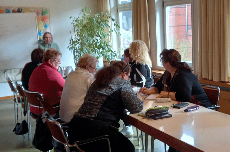 Hartwig Thies ist seit einiger Zeit im Team der ehrenamtlichen Helffer im Sprachcafe.
Er hat seinen festen Platz im Foyer des Gemeindehauses. Um ihn herum mehre Ukrainerinnen (in wechselnder Gruppengröe), die im Gesprächsformat (Fragen und Antworten) ihre Deutschkenntnisse verbessern und dabei auch viele über die deutsche Kultur erfahren.