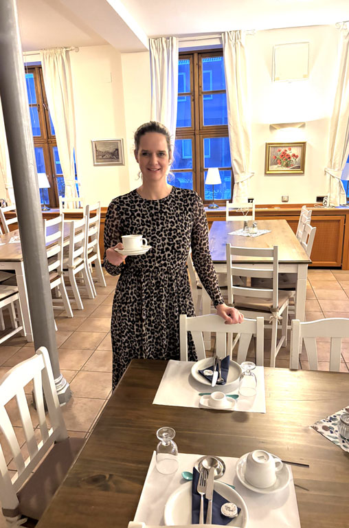 Inhaberin Martina Barnstorf-Brandes im Frühstücksraum des Gästehauses, der buchbar für Veranstaltungen aller Art ist.