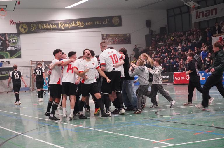 Bei der Jubiläumsauflage des Viktoria-Cups im Jahr 2025 holten sich die Hartplatzkicker den Siegerpokal