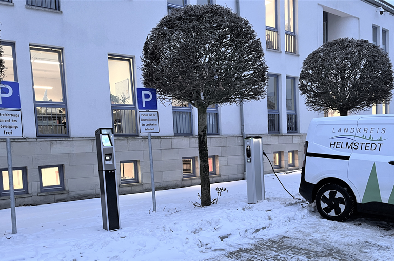 In Helmstedt sind zwei neue Ladesäulen vor dem Kreishaus 1 der Kreisverwaltung am Südertor einsatzbereit.