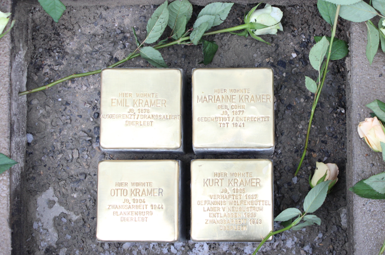 Am Mittwoch, den 04. Februar 2026 verlegte Künstler Gunter Demnig acht neue Stolpersteine für drei Familien in Wolfenbüttel.