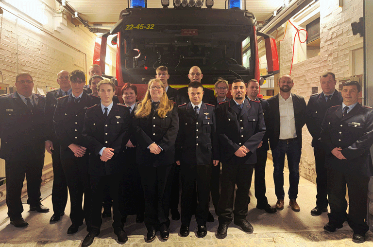 Die Ortsfeuerwehr Hoiersdorf blickt auf ein erfolgreiches Jahr mit Beförderungen, Ehrungen und neuen Mitgliedern zurück.