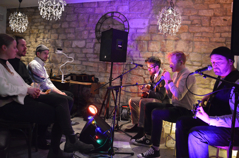 Beim jüngsten Konzert mit mehreren Bands im Café C’est Lavie in Königslutter gab es erstmals keine freien Plätze mehr.