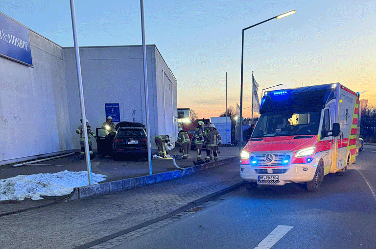 Ein Auto ist in Helmstedt von der Fahrbahn abgekommen und in ein Gebäude gefahren. Die Insassen wurden bei dem Unfall verletzt.