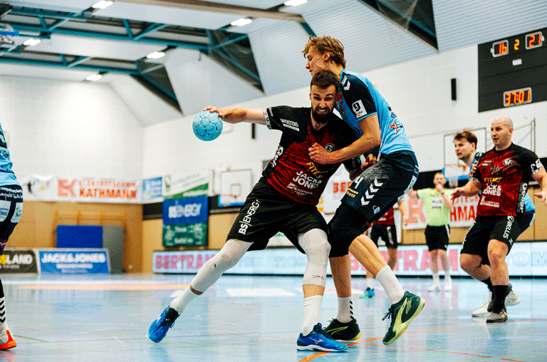 Der MTV Braunschweig ist nach einem deutlichen Heimsieg und glücklichem Zufall zurück an der Tabellenspitze der 3. Handball-Liga.
