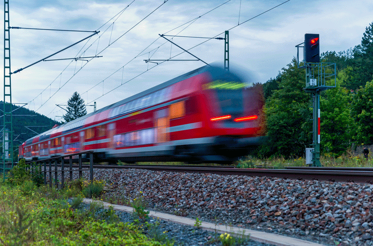 Ein Brand hat die Bahnstrecke Braunschweig-Magdeburg lahmgelegt. Die Sperrung betrifft aber nicht nur die beiden Städte.