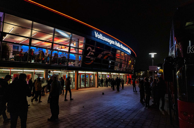 Die Volkswagenhalle in Braunschweig ist am 27. März Austragungsort des Handball-Derbys zwischen dem HC Eintracht Hildesheim und Gastgeber MTV Braunschweig, der seine Heimspiele sonst in der Sporthalle Alte Waage bestreitet. Foto: Nando Kukuk