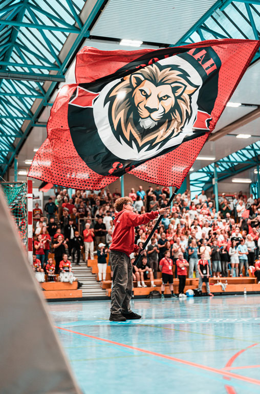 Mit Trommeln, Gesängen und Choreografien unterstützt der Fanklub Harzblock 383 den MTV Braunschweig seit 2023 bei der Mission 2. Handball-Bundesliga. Foto: Fotowelt Braunschweig