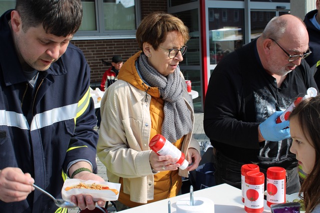 Eine Überraschung wartete auf die Grundschüler in Schöppenstedt: Wieder erhielten sie kostenlos Hotdogs und Getränke auf dem Markt.