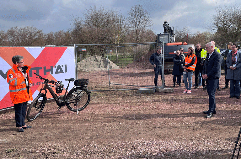 Mit einem gemeinsamen symbolischen Spatenstich ist ein länderübergreifender Radweg in die letzte Bauphase gestartet.