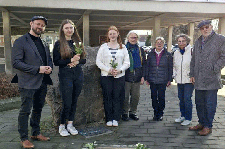 Ein Zeichen der Erinnerung setzen die Auszubildenden der Stadtverwaltung an der Stolperschwelle am Rathaus in Schöningen.