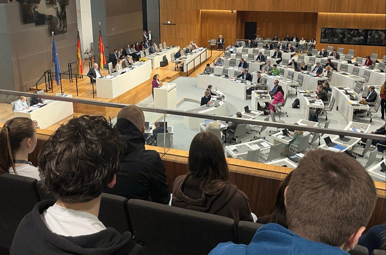 Politik nicht nur im Unterricht, sondern live im Parlament: Der 9. Jahrgang der IGS Schöppenstedt hat den Niedersächsischen Landtag besucht.