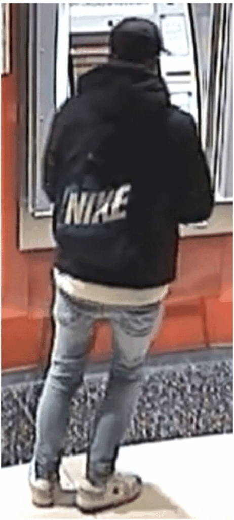 Nach einem Raubüberfall auf eine Seniorin in der Innenstadt von Königslutter fahndet die Polizei nun öffentlich nach dem Täter.