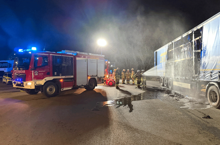 Ein brennender LKW hat in der Nacht zu Freitag, den 13. März, einen Feuerwehreinsatz am Kraftwerk in Büddenstedt ausgelöst.