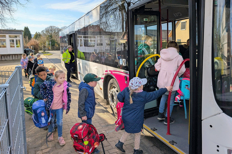 Sicher zur Schule und nach Hause kommen lernten die Schüler der Grundschule Dettum im Rahmen des Programms "Fit im Bus".