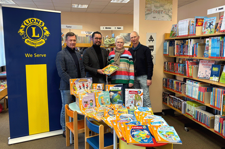 Der Lions Club Helmstedt hat Kinderbücher im Wert von insgesamt 1.000 Euro an die Stadtbüchereien in Helmstedt und Schöningen gespendet.