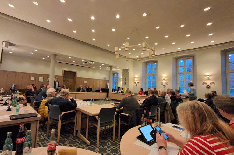 Vor vielen Besuchern entschied der Stadtrat Königslutter, ob die Stadt die Pläne des Gewerbegebiets an der A39/A2 weiter verfolgen.