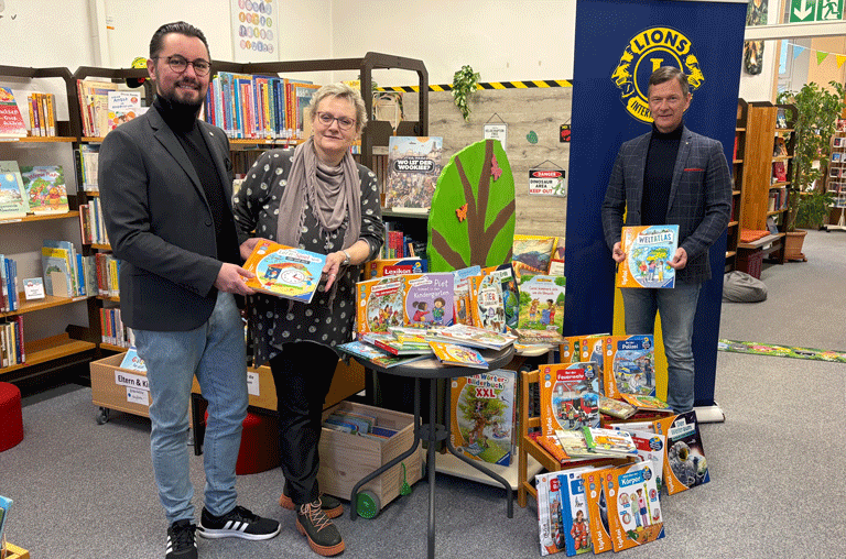 Der Lions Club Helmstedt hat Kinderbücher im Wert von insgesamt 1.000 Euro an die Stadtbüchereien in Helmstedt und Schöningen gespendet.