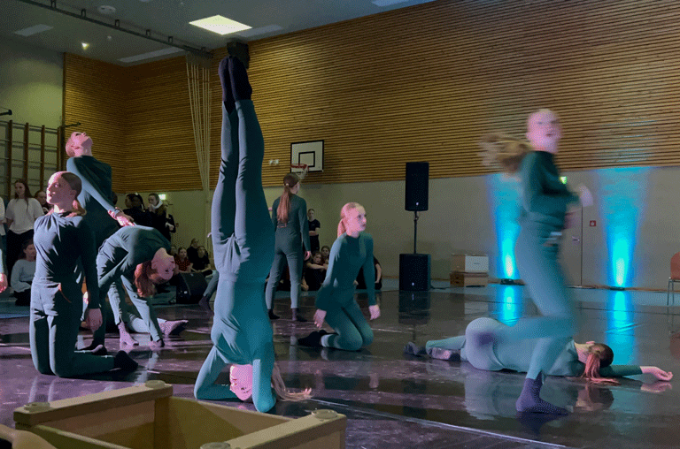 Die Tanz-AG des Gymnasiums Anna-Sophianeum in Schöningen hat beim Schulsportwettbewerb Tanzen in Laatzen mehrere Erfolge gefeiert.