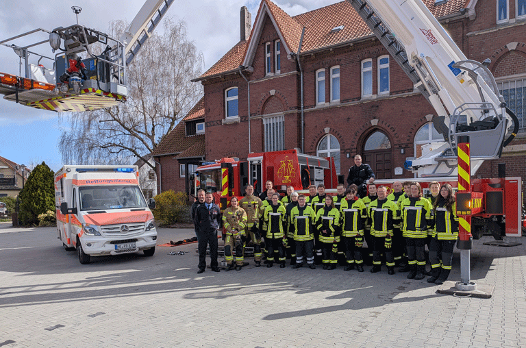 12 neue Kräfte der Freiwillige Feuerwehr Samtgemeinde Nord-Elm haben erfolgreich ihre Grundausbildung abgeschlossen.
