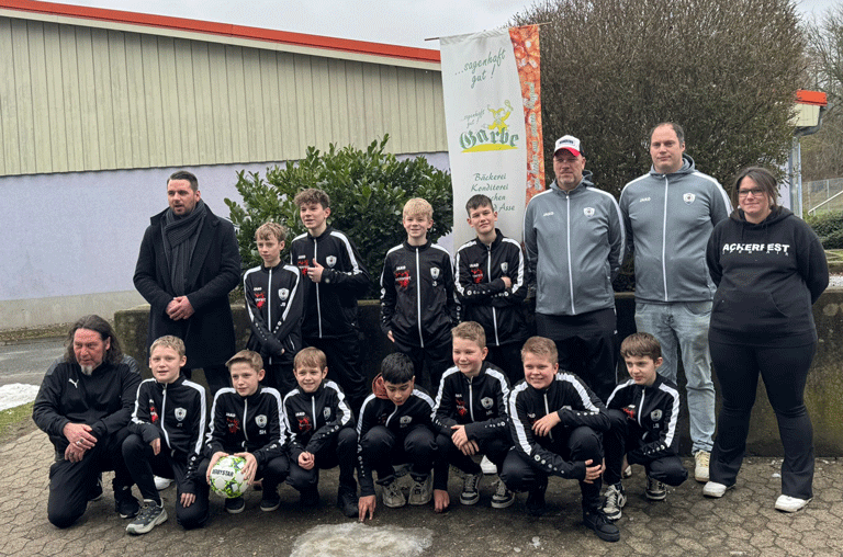 Im Rahmen der Hallenkreismeisterschaften in Schöppenstedt hat der Verein Ackerfezt einen neuen Satz Trainingsanzüge übergeben.