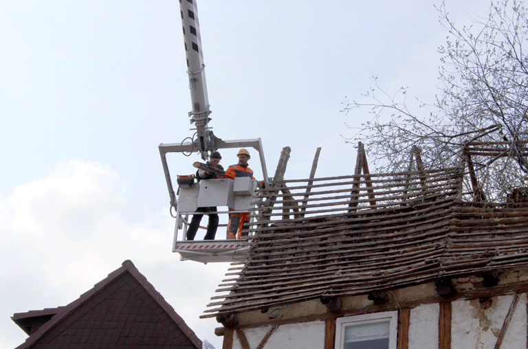 Das Haus mit der Nummer 26 an der Straße Westendorf wird abgerissen. Zwei Baufirmen kümmern sich aktuell darum, das Gebäude abzutragen.