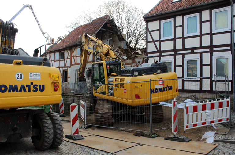 Das Haus mit der Nummer 26 an der Straße Westendorf wird abgerissen. Zwei Baufirmen kümmern sich aktuell darum, das Gebäude abzutragen.