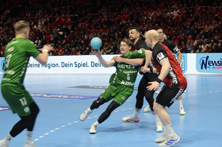 Im Nachbarschaftsduell in der Volkswagenhalle präsentierten sich die in Grün gekleideten Hildesheimer im Vergleich zu den letzten Wochen spielerisch stark verbessert und siegten verdient