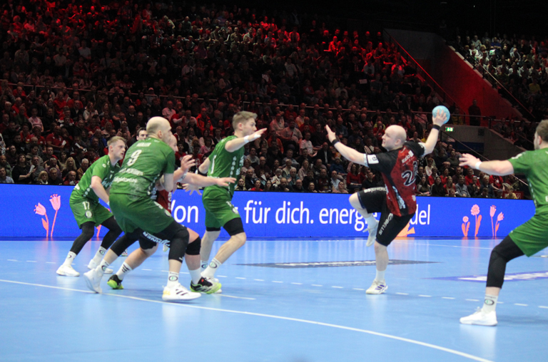 Auch Melf Hagen (am Ball) konnte die Niederlage des MTV trotz starker zwölf Treffer nicht verhindern