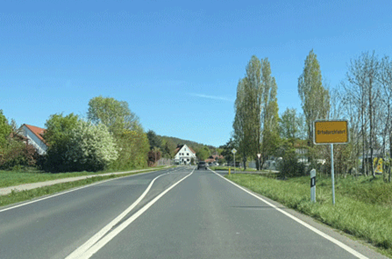 Den Ort Dettum gibt es momentan gar nicht, zumindest, wenn es nach den Ortsschildern geht. Die Ortsschilder sind gerade nämlich nicht da.