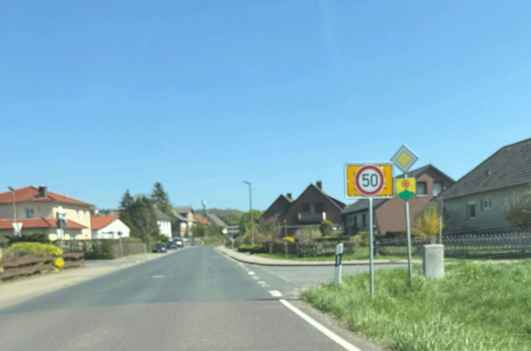 Den Ort Dettum gibt es momentan gar nicht, zumindest, wenn es nach den Ortsschildern geht. Die Ortsschilder sind gerade nämlich nicht da.