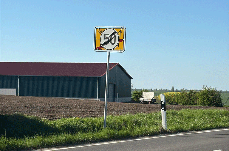 Den Ort Dettum gibt es momentan gar nicht, zumindest, wenn es nach den Ortsschildern geht. Die Ortsschilder sind gerade nämlich nicht da.
