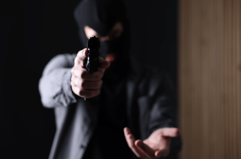 Am 19. April 2026 wurde laut Polizei ein 22-jähriger Mann am Conringplatz von zwei bislang unbekannten Tätern ausgeraubt.