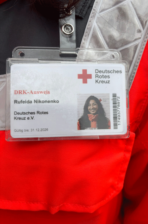 DRK-Mitglied Rufeida Nikonenko ist gerade in eigener Sache in Schöppenstedt unterwegs und geht von Tür zu Tür.